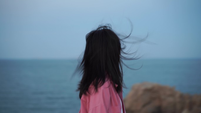 美女站在海边转圈寻找看海伤感孤单失落情绪