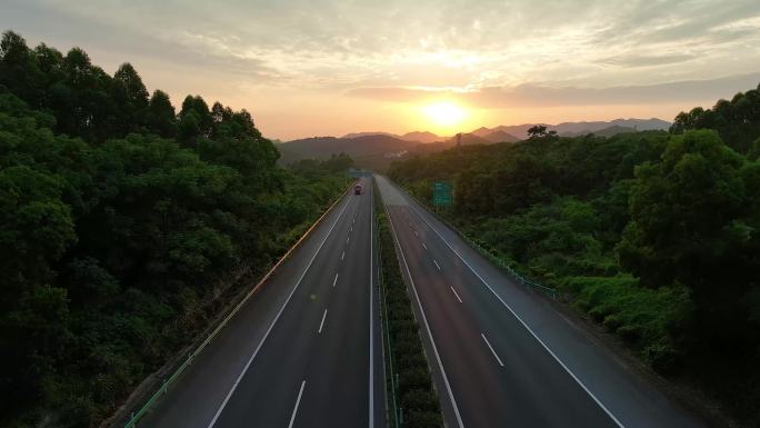 在路上高速路沿途美景