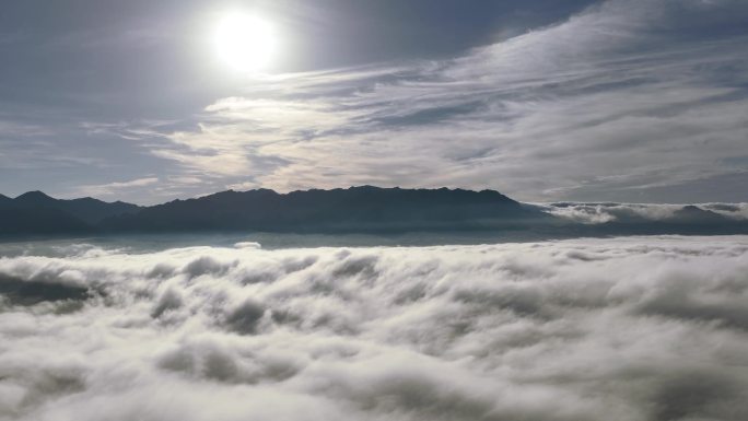 贺兰山云海上的太阳 云雾缭绕 蓝天白云