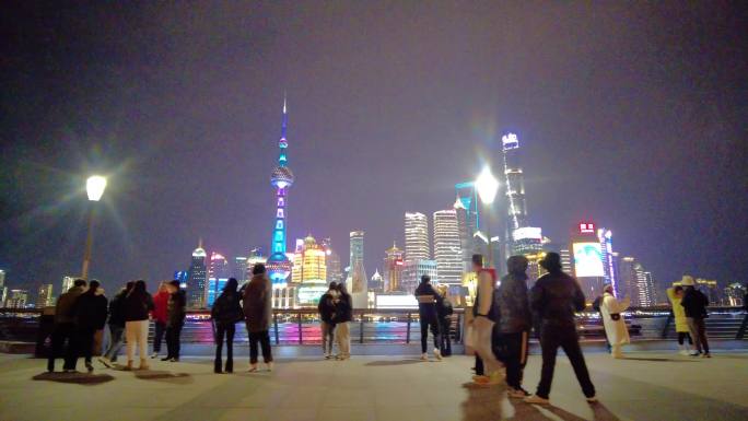 上海外滩游客人流夜景视频素材9