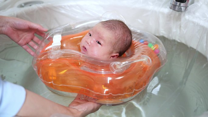新生儿印足印新生儿洗澡游泳新生儿抚触按摩