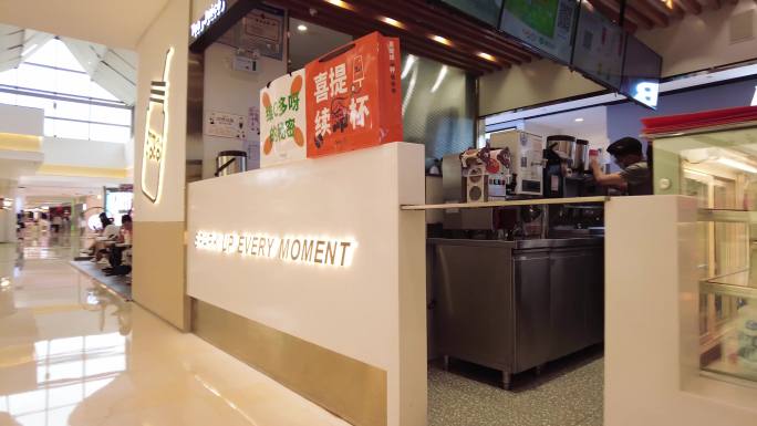 奶茶店铺顾客座位享用食品