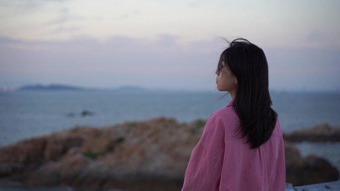美女站在海边看海伤感孤单失落情绪短片mv