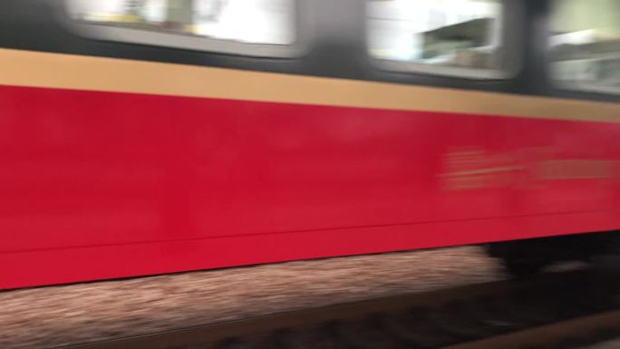 火车高铁迎面过来，周恩来号红色旅游专线