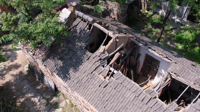 破旧的房顶塌陷了