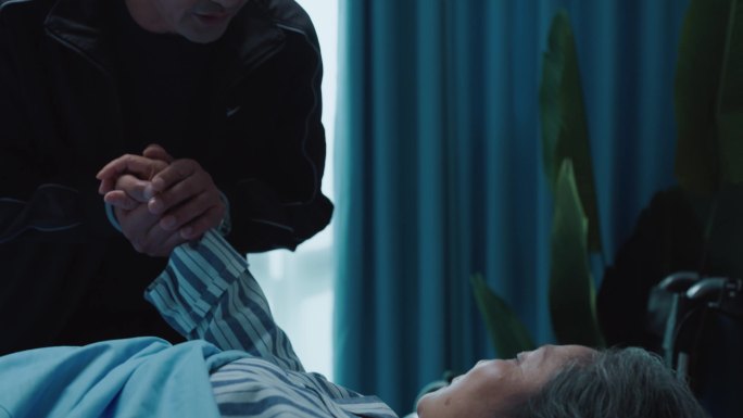 病房 老太生病照顾病人老人点滴