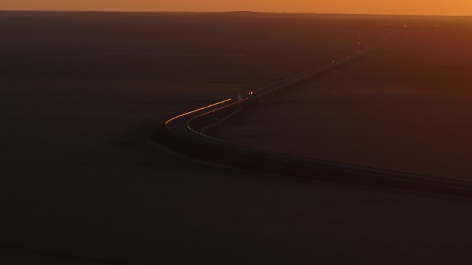 逆光下的大漠深处国道公路航拍