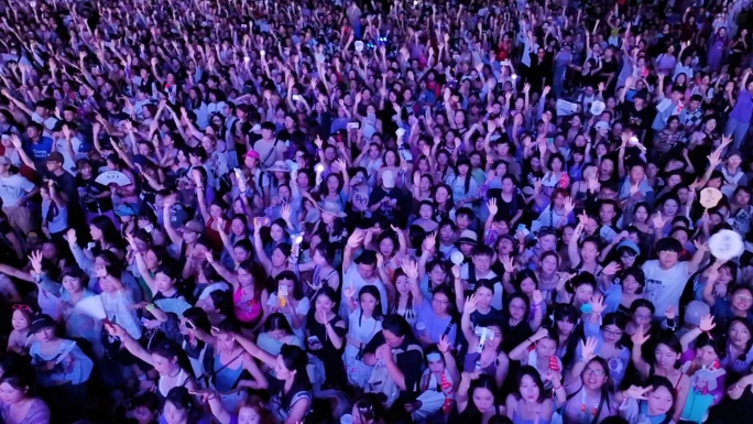 演唱会音乐节现场观众人群朝无人机挥手
