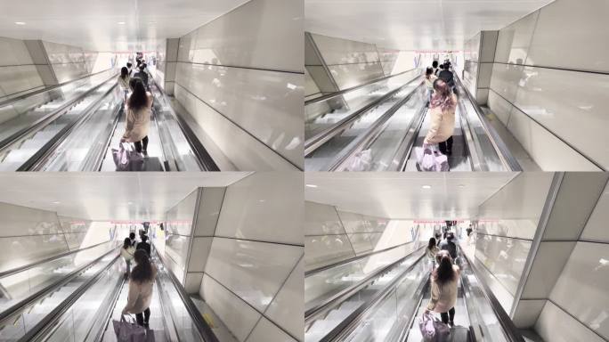 上海浦东机场上飞机人群升格长镜头