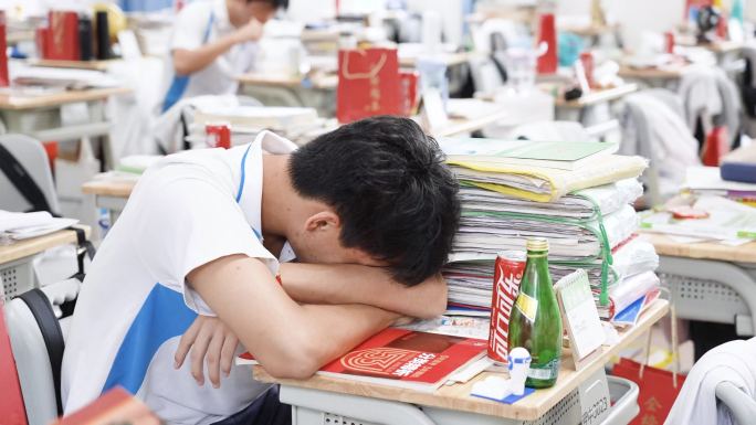 2025高考特写 高三学生课堂 上课走神