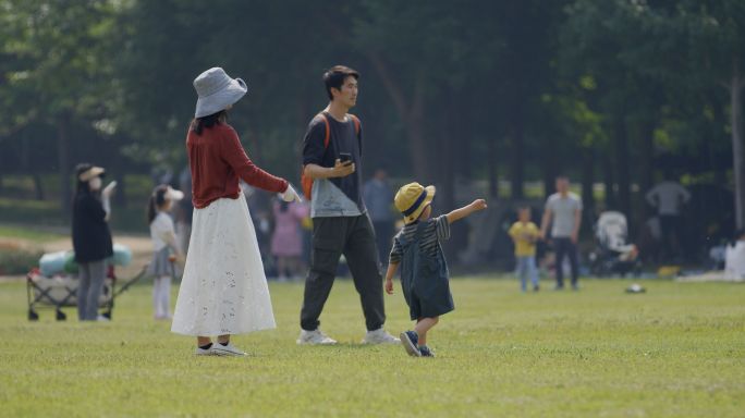 儿童公园玩耍北京人文生活市民美好幸福生活