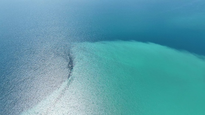 无人机俯拍新疆赛里木湖湖面蓝色水面