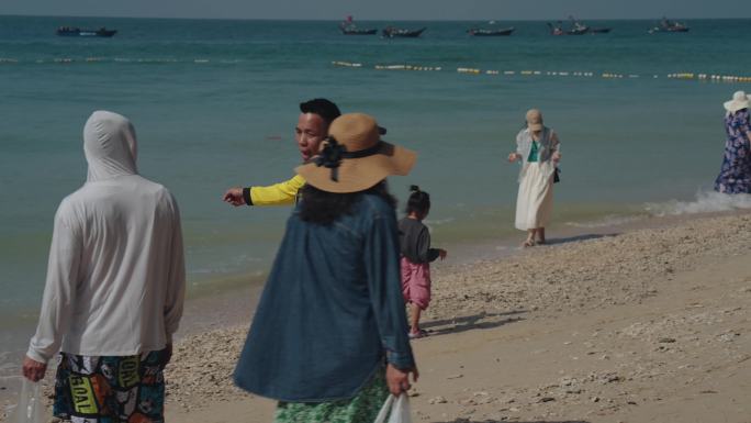 海边风浪来临救生员劝阻游客