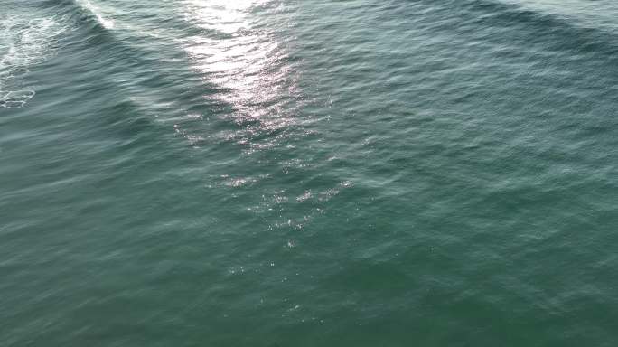 波光粼粼的海平面
