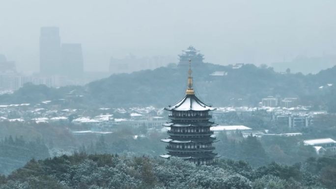 杭州西湖雷峰塔下雪