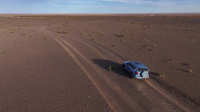 越野车行驶在荒漠戈壁无人区航拍
