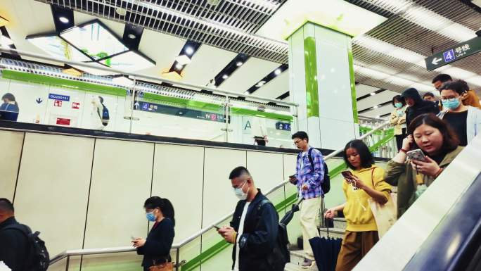 上海地铁乘客上下地铁扶梯人群升格长镜头