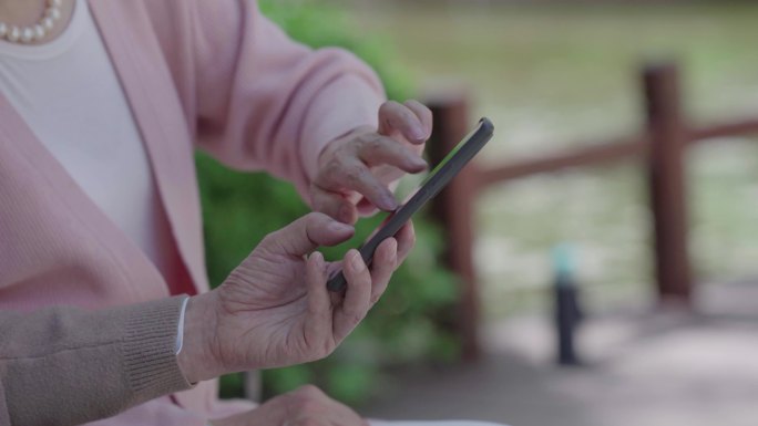 老人刷抖音 老人用手机