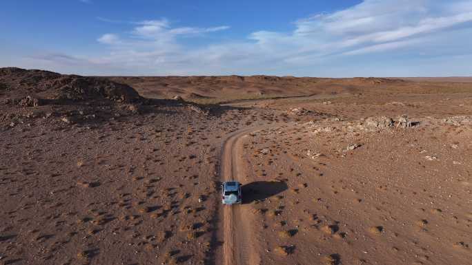 越野车穿越荒漠戈壁航拍