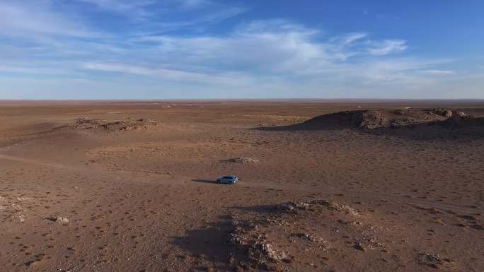 越野车行驶在无人区荒漠戈壁航拍