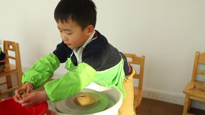 幼儿园学陶艺