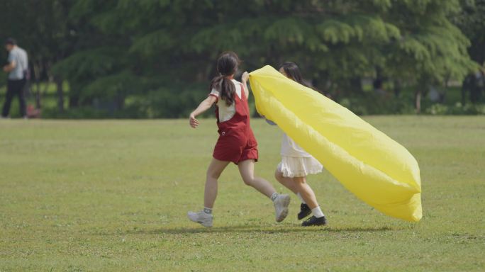 市民早上晨练安居乐业公园孩子玩耍