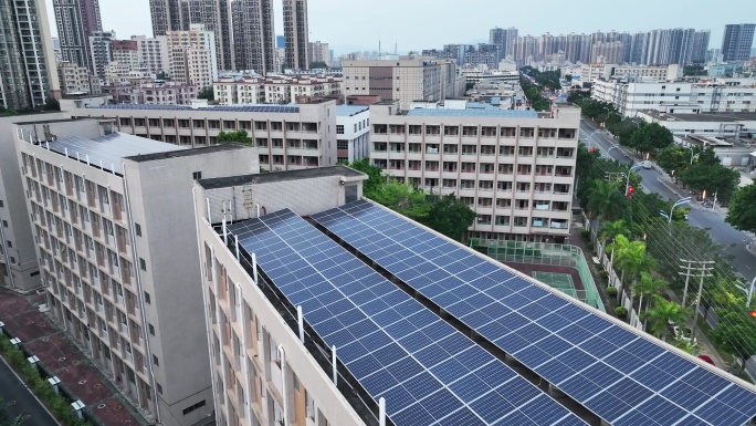 广东省深圳市宝安区建筑楼顶成片的光伏发电