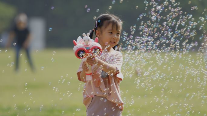 夏天儿童北京城市人文百姓幸福美好生活草坪