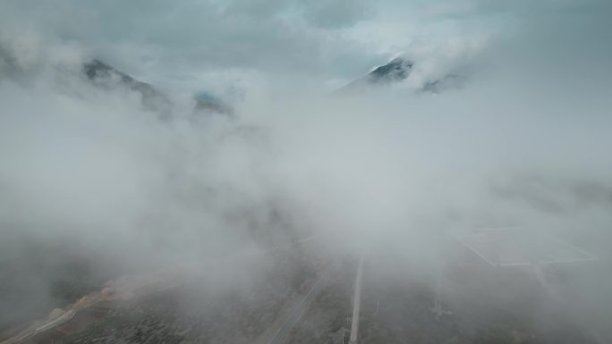 云南香格里拉尼西藏族山区云海云雾