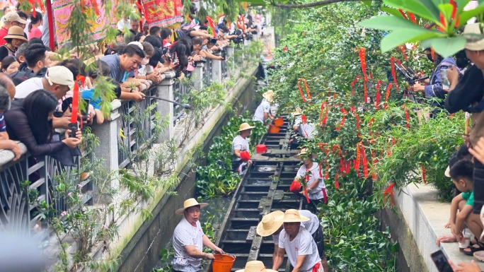 龙舟起龙仪式 龙舟出水 盐步老龙起龙