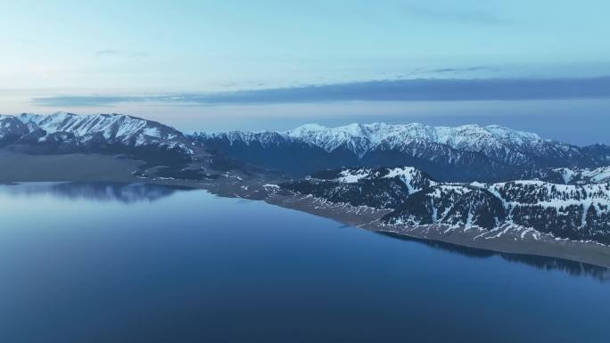 蓝条时刻的新疆赛里木湖雪山湖泊景观