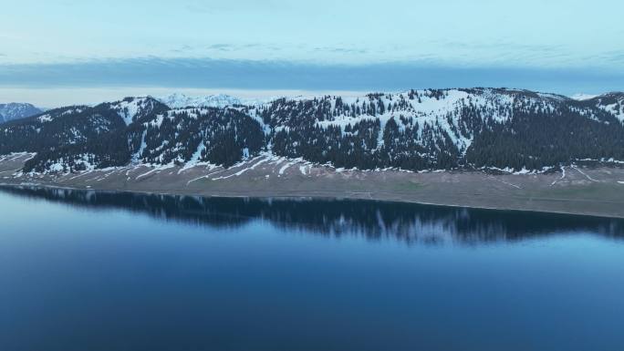 蓝条时刻的新疆赛里木湖雪山湖泊景观