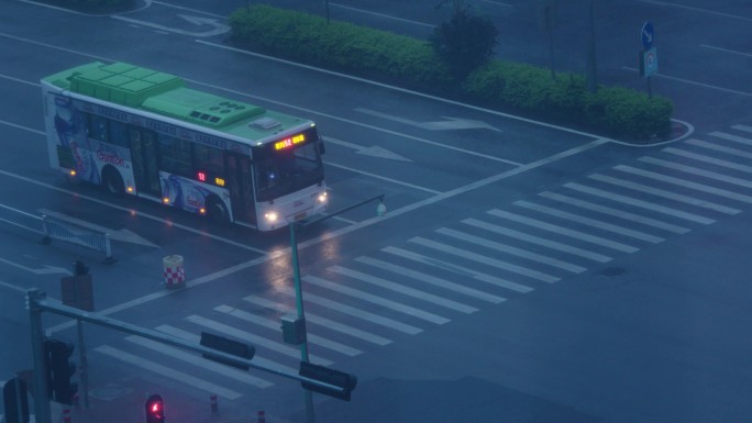 公交车在红绿灯前等待