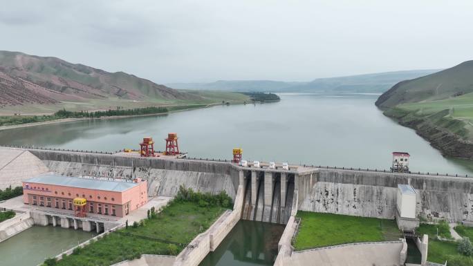 航拍建设在新疆伊犁特克斯河上的水电站