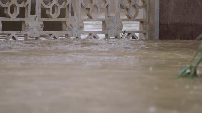 90年工厂门口遇上强洪水