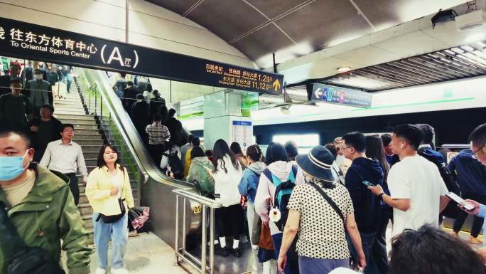 上海地铁乘客上下地铁扶梯人群升格长镜头
