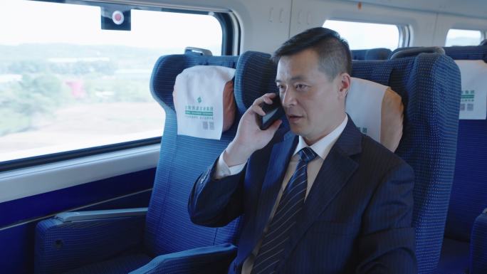 中中国高铁 和谐号 商务头等舱 看手机