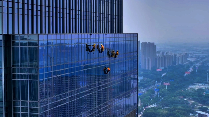 蜘蛛人工人在高空作业 城市高空清洁工