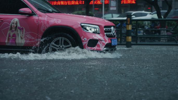 雨季涉水开车-慢镜头