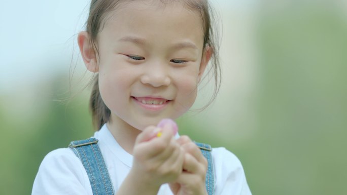 小女孩吃棒棒糖小女孩开心