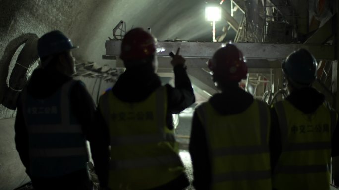 建筑工地隧道施工安全检查工人监理