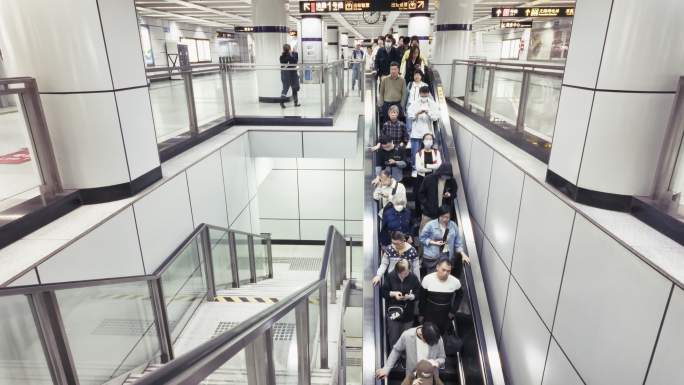 上海地铁乘客上下地铁扶梯人群长镜头