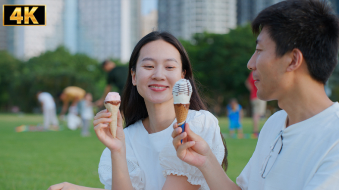 情侣约会吃冰淇淋  吃冰淇淋的漂亮女孩