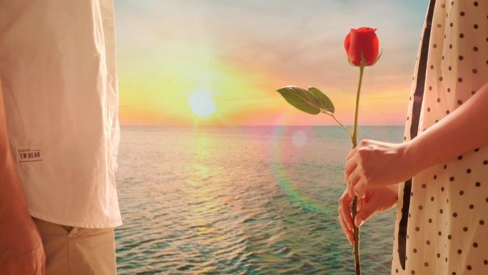 海边求婚送玫瑰花 海边情侣 牵手 情人节