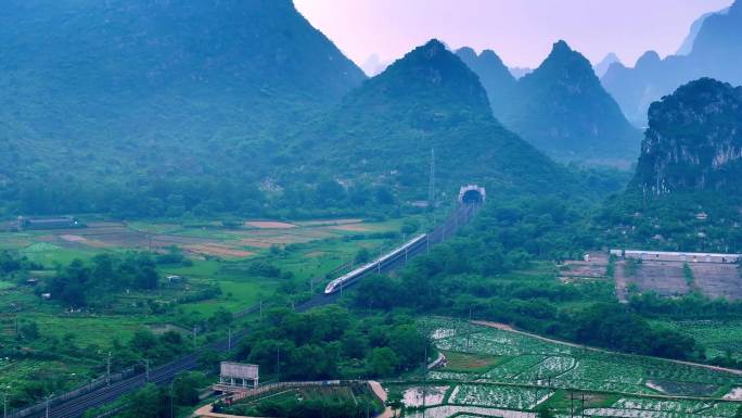 高铁列车穿行在乡村农田 中国速度