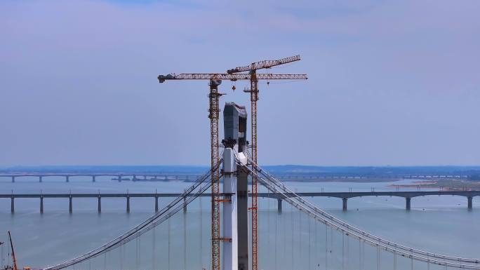 建设中的城市跨江大桥