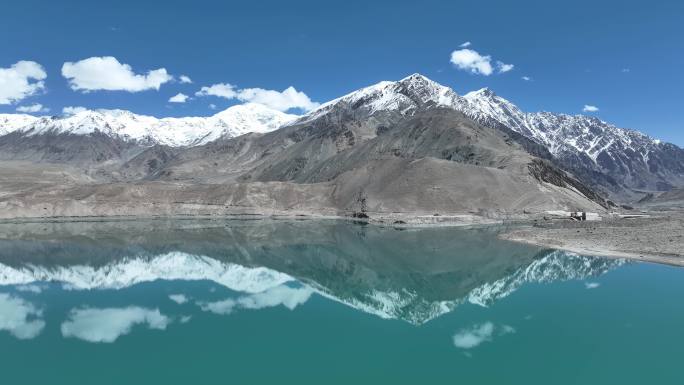 航拍新疆帕米尔高原白沙湖晴天蓝天白云景观