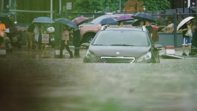 城市内涝洪水水灾泡水车