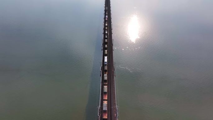 货运列车飞驰向远方