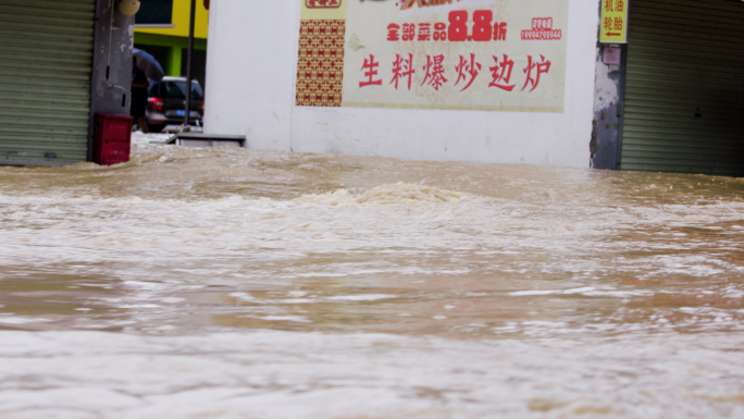 城市内涝洪水水灾水淹行人